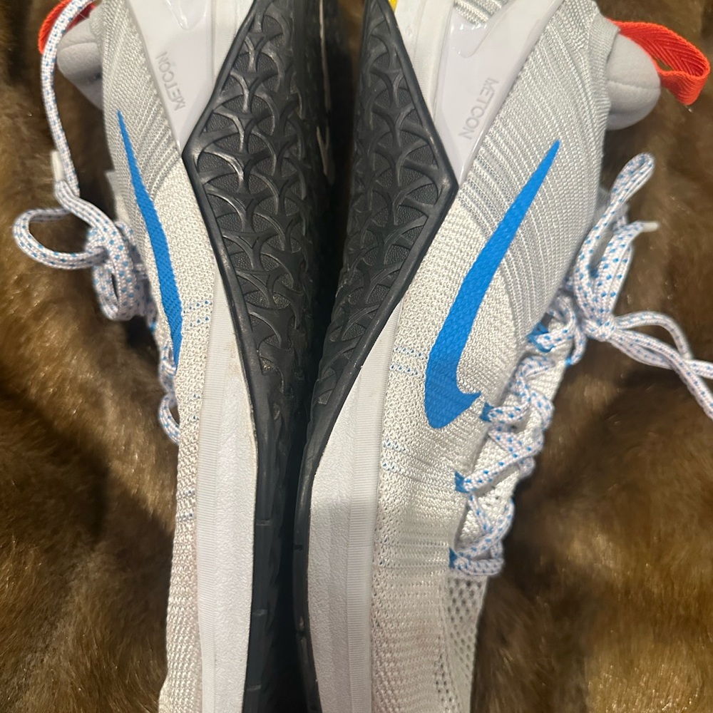 Nike - Picture 4 of 10